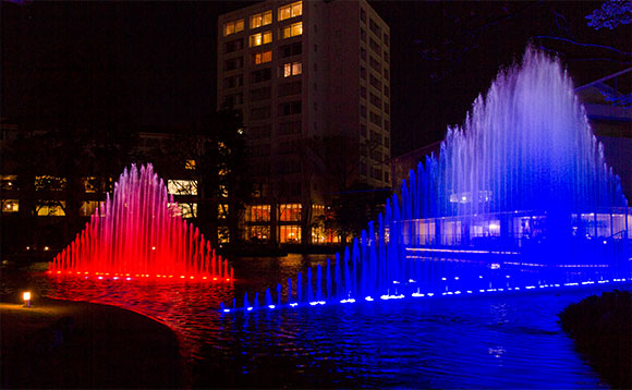 A fountain show and a choice of three restaurants